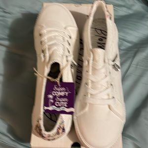 Brand new Blowfish white shoes size 9